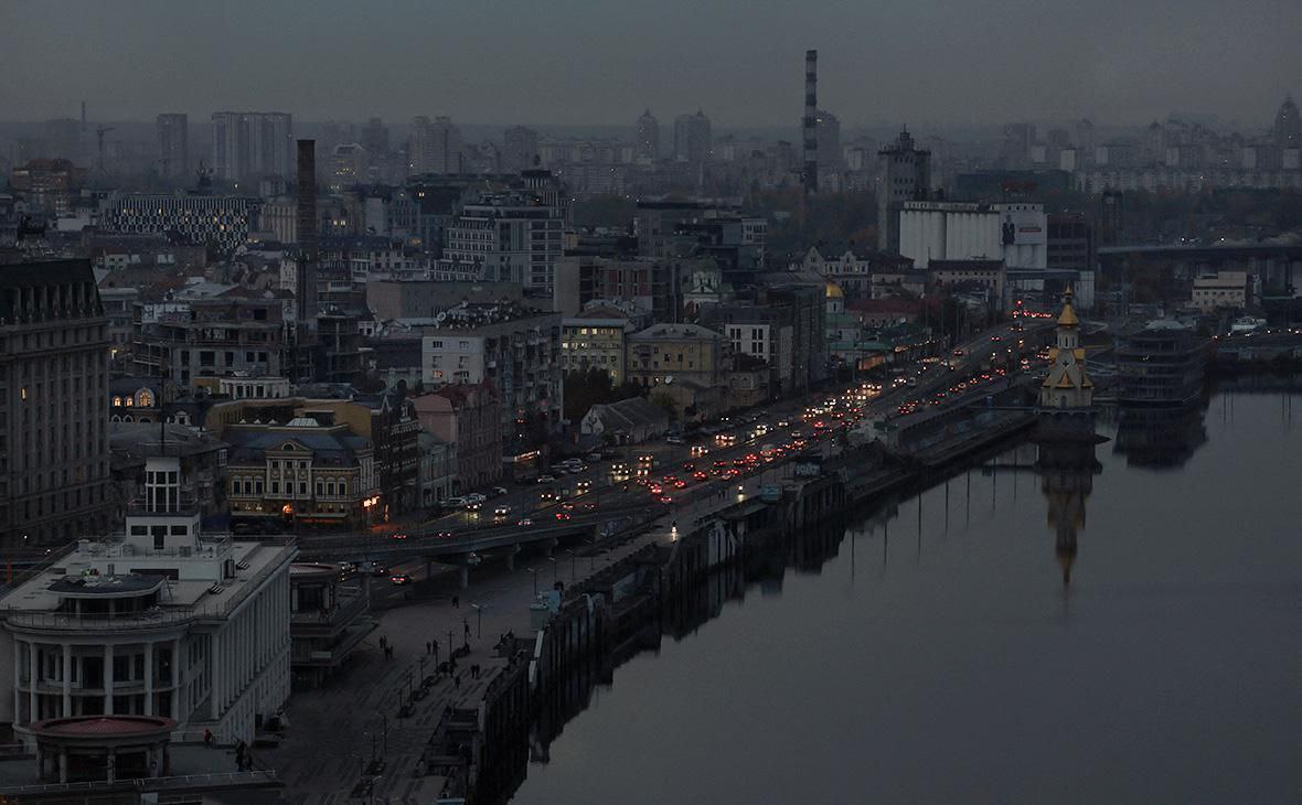 Ситуация в Киеве Там сейчас без отопления осталась половина многоквартирных домов без электроснабжения около 500 тыс абонентов также наблюдаются перебои с водоснабжением Мэр Кличко призвал жителей уехать из Киева за город На следующей неделе синоптики ожидают в Киеве морозы до 18 градусов Подпишись RogandarNEWs мы в MAX