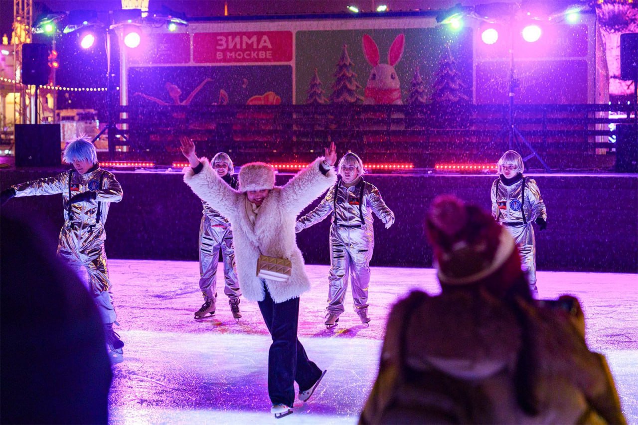На катке главной выставки страны начинается серия вечеринок Музыка в подарок Гостей ждут мелодии объединяющие поколения и культуры Программа станет своеобразной выставкой музыкальных достижений лучших исполнителей страны В каждой вечеринке будут участвовать по два диджея главный звездный исполнитель и артист который вначале разогреет гостей катка Вечеринки Музыка в подарок пройдут 13 и 27 декабря 10 16 и 23 января 14 и 21 февраля Вход по билетам на каток Подписаться Московская афиша
