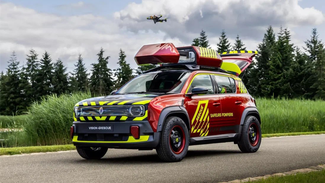 Французы предложили превратить электромобильчик Renault 4 E-Tech в пожарную машину, работающую в связке с беспилотниками. Судя по опубликованным "мультикам", дрон самолётного типа обнаруживает очаги возгорания и отправляет координаты в "мобильный центр координации пожарных команд". Затем уже "мобильный центр", на крыше которого установлена док-станция с коптером, работает на месте и используется для коммуникации между членами пожарной команды. Для этого из багажника выдвигается специальная консоль с необходимым оборудованием. Тут главное не вспоминать, как горят сами электромобили. ™ МашТех