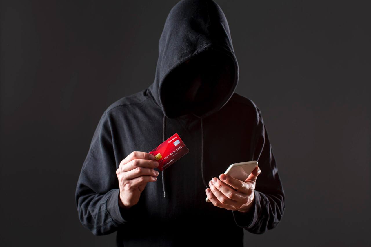 Молодой учитель из Менделеевска перевел мошенникам почти 1,5 млн рублей Молодой учитель из Менделеевска стал жертвой мошенников и потерял почти 1,5 млн рублей. Об этом сообщает пресс-служба МВД по РТ. Мошенники, представляясь сотрудниками Центробанка и налоговой службы, в течение полутора недель звонили 23-летнему учителю. Они убедили его, что у него есть долг, и кто-то может оформить кредит на его имя. Поддавшись убеждениям, молодой человек перевел 1 462 500 рублей на счета мошенников, из которых 1,2 млн рублей он занял в кредит. Только когда «финансовые консультанты» перестали отвечать на его звонки, он понял, что стал жертвой мошенничества. По данному факту возбуждено уголовное дело. Подписаться Сообщить новость