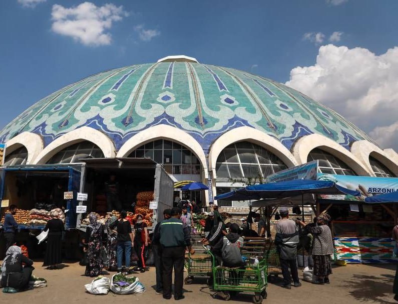 Коммерческая видеосъёмка на рынках Ташкента стала платной Согласно соответствующему решению хокима Ташкента на рынках и торговых комплексах столицы введены новые тарифы на ряд предоставляемых услуг Согласно документу обновлён порядок оплаты парковок и коммерческой съёмки В соответствии с решением на парковках рынков тарифы для легковых автомобилей теперь различаются в зависимости от дня недели В частности в выходные дни субботу и воскресенье стоимость повышена за время до 3 часов взимается 25 тысяч сумов за более чем 4 часа 50 тысяч сумов В будние дни тарифы остаются ниже Новый порядок введён для снижения загруженности парковок и уменьшения пробок вблизи рынков Кроме того на территории рынков и торговых комплексов установлена отдельная оплата за видеосъёмку или фотосъёмку в коммерческих целях Теперь за один час съёмки видеороликов рекламных материалов клипов или другого контента коммерческой направленности взимается плата в размере 5 миллионов сумов В документе отмечено что данный порядок не распространяется на съёмку осуществляемую средствами массовой информации и иностранными туристами для них отдельного разрешения и оплаты не требуется ТГ канал uzbekipr