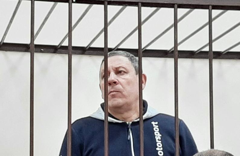 Вынесен приговор бывшему главе Артемовского городского округа Константину Трофимову по уголовному делу о взяточничестве Сегодня 25 ноября 2025 года Артемовский городской суд Свердловской области на основании доказательств представленных государственным обвинителем вынес приговор по уголовному делу в отношении бывшего главы Артемовского городского округа Константина Трофимова Он признан виновным по чч 4 5 6 ст 290 УК РФ получение главой органа местного самоуправления взятки в том числе в крупном и особо крупном размерах В ходе рассмотрения в суде уголовного дела было установлено что в период с июня по декабрь 2022 года глава Артемовского городского округа Трофимов получил взятки на общую сумму 3 9 млн рублей от и о директора муниципального оздоровительного комплекса за общее покровительство и попустительство по службе Действия заключались в способствовании нахождению и о директора на указанной должности продлении с ней трудового договора проведении аттестации в качестве руководителя и получении положительного заключения аттестационной комиссии сокрытии нарушений в работе муниципального предприятия Кроме того в период с ноября по декабрь 2022 Трофимов получил от директора МУП Управляющая компания Наш дом Артемовский взятку в виде водонагревателя стоимостью свыше 20 тыс рублей а также услуги по его установке за способствование нахождению последнего в должности директора продлению с ним трудового договора сокрытию нарушений федерального законодательства в работе муниципального предприятия   С учетом позиции государственного обвинителя Артемовский городской суд назначил Константину Трофимову наказание в виде 10 лет лишения свободы с отбыванием в исправительной колонии строгого режима со штрафом в размере 3 млн рублей с лишением права занимать должности на государственной службе и в органах местного самоуправления связанные с осуществлением функций представителя власти организационно распорядительных и административно хозяйственных полномочий на срок 9 лет Кроме того суд взыскал в доход государства сумму взяток в размере 3 9 млн рублей и водонагреватель незаконно полученные осужденным