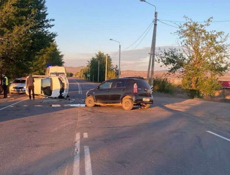 В пригороде Улан-Удэ подросток начал водительскую карьеру с серьезного ДТП В Улан-Удэ полицейские выясняют обстоятельства ДТП, случившегося сегодня утром вблизи Сужи. Как сообщили в МВД Бурятии, виновником аварии стал водитель автомобиля «Тойота Пассо», которому всего 16 лет. Парень без спроса взял автомобиль деда в улусе Хойто-Бэе и вместе с тремя друзьями-школьниками в возрасте 14-16 лет поехал кататься. #Бурятия Подробности в «Номер один» Сообщить нам свою новость можно по кнопке: Письмо в редакцию