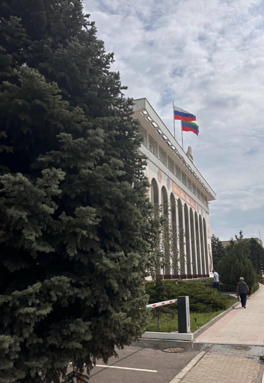 В Дагестане утверждена государственная программа Сохранение изучение и развитие государственных языков Республики Дагестан Этот документ призван систематизировать и усилить работу по поддержке языкового многообразия Дагестана которое является его уникальным культурным достоянием Программа нацелена не только на сохранение языков но и на их всестороннее развитие а также на повышение интереса к их изучению среди подрастающего поколения Важность сохранения языков народов республики и необходимости принятия профильной госпрограммы в своем послании Народному Собранию особо обозначил Глава Дагестана Сергей Меликов Как отметил руководитель Дагинформа Арсен Юсупов особенно важная роль в этой работе отводится национальным СМИ которые выступают живыми носителями языков и играют ключевую роль в их популяризации и повседневном использовании Перед нами как перед республиканскими СМИ стоит ответственная задача быть не просто транслятором информации но и активным участником процесса языкового сохранения Мы должны создавать качественный контент на языках народов Дагестана который будет интересен аудитории особенно молодежи Это прямое вложение в наше будущее в сохранение нашей идентичности и культурного многообразия