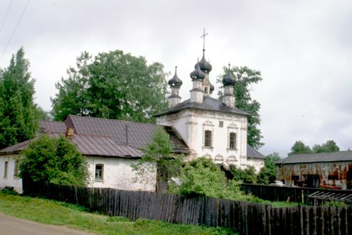 УСТЮЖЕНСКИЙ ХРАМ ВОССТАНАВЛИВАЮТ С НАРУШЕНИЕМ ЗАКОНА  Ремонт объекта культурного наследия федерального значения «Ансамбль Покровской церкви», расположенный в Устюжне, проводят с нарушением федерального закона. К такому выводу пришли специалисты управления охраны объектов культурного наследия.    В исковом заявлении управление просит арбитражный суд запретить Местной религиозной организации, Православному приходу храма Святых Безсребренников и Чудотворцев Косьмы и Дамиана Асийских проводить работы по сохранению ансамбля до получения соответствующего разрешения.  «Ансамбль Покровской церкви» был передал в пользование религиозной организации еще в 2019 году. К апреля 2024 года на объекте был проведен ряд противоаварийных работ.  «В поле зрения Управления охраны объектов культурного наследия попала информация о том, что в храме в настоящее время проводятся реставрационные работы  возведение лесов, возведение куполов, отделка главок  на которые отсутствует научно-проектная документация, сами работы проводятся в нарушение Федерального закона от 25.06.2002 №73-ФЗ «Об объектах культурного наследия народов Российской Федерации»,  - рассказали в пресс-службе судов Вологодской области.  Арбитражный суд принял позицию управления и запретил проводить работы на объекте работы по сохранению Ансамбля, поскольку это может привести к утрате историко-культурной ценности элементов объекта культурного наследия ого наследия.