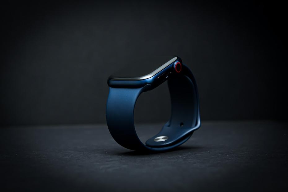 Apple Watch больше не самые желанные часы в мире их подвинул другой перспективный бренд Новым лидером на рынке носимой электроники стала Huawei Объемы поставок ее смарт часов увеличились на 25 год к году и оказались выше чем у Apple В основном такие цифры были достигнуты благодаря высокому спросу в Китае но не только Аналитики считают что ключевую роль в лидерстве Huawei на рынке смарт часов сыграло обилие моделей в низком и среднем ценовом диапазоне Ее девайсы банально дешевле чем даже самые простые Apple Watch при этом обычному потребителю достаточно их возможностей и он не видит смысла переплачивать за яблочные часы Более того автономность у недорогих моделей Huawei зачастую гораздо лучше К слову поставки Apple Watch в этом квартале просели Падение хоть и небольшое всего на 3 но оно продолжается седьмой квартал подряд что намекает на грустную тенденцию iguides
