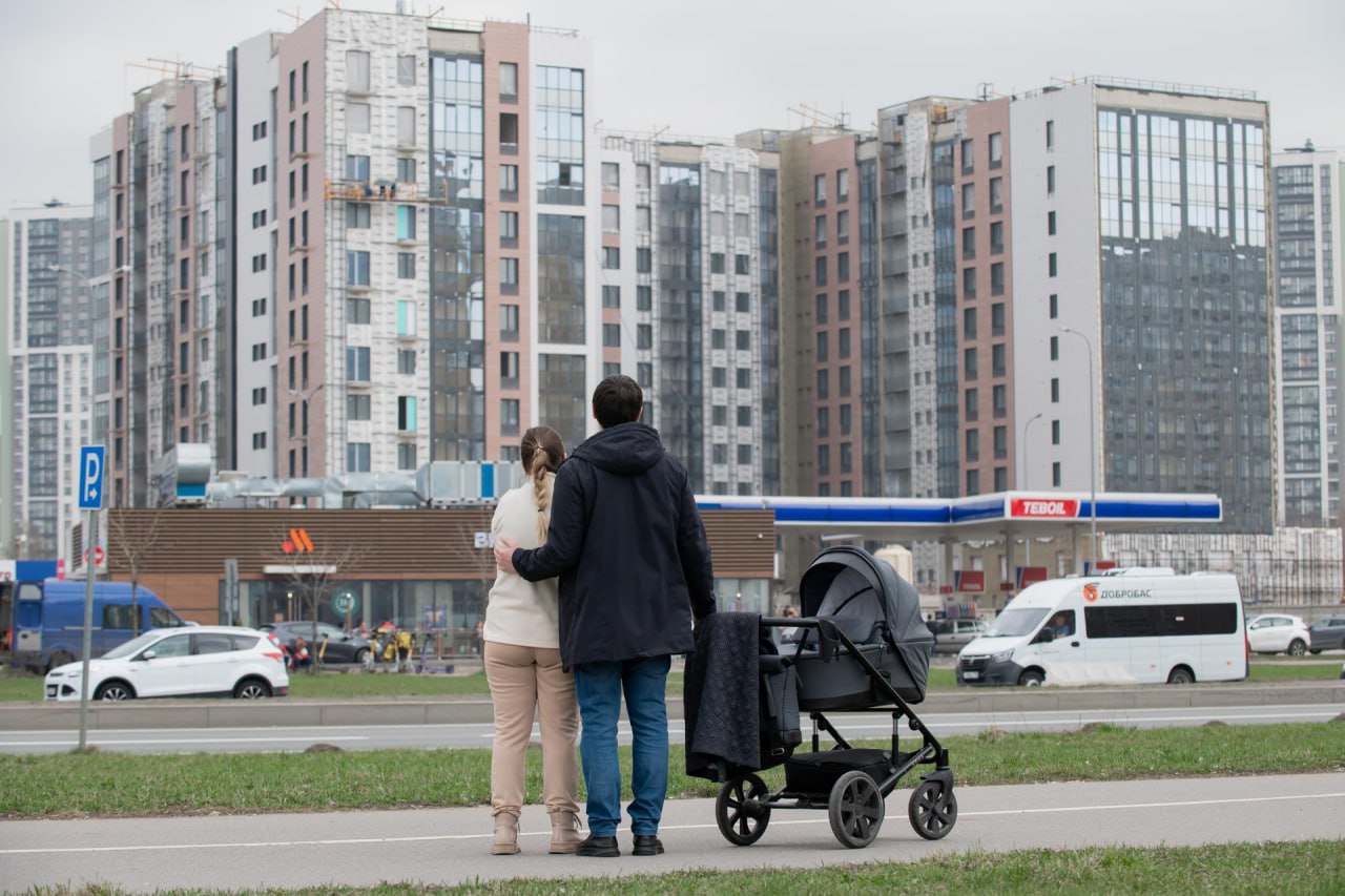 Депутаты Петербурга согласились увеличить пособие студенческим семьям в 5 раз  Депутаты ЗакСа Петербурга приняли в первом чтении законопроект, который уточняет понятие студенческой семьи и увеличивает для них пособие.  Согласно инициативе, студенческой будет считаться семья с несовершеннолетними детьми, состоящая из одного или двух родителей, которые впервые получают высшее образование по программам бакалавриата или специалитета.  Также в Смольном предложили увеличить пособие студенческим семьям до 18749 рублей. Сейчас оно в пять раз меньше — 3457 рублей.  Автор фото: Сергей Ермохин/"ДП"