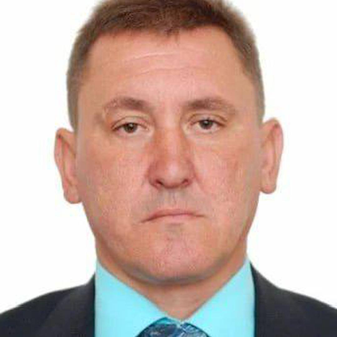 "Да нет у меня машины KIA, я ее продал 3 года назад и живу в Симферополе, не звоните мне больше". В сети появилась информация, что машина, под которой нашли подозрительный предмет в Москве, якобы принадлежит бывшему депутату Симферопольского района Виталию Десятнику. Но это не так. Он сообщил, что не видел ее уже три года. На месте работают сапёры, район перекрыли.