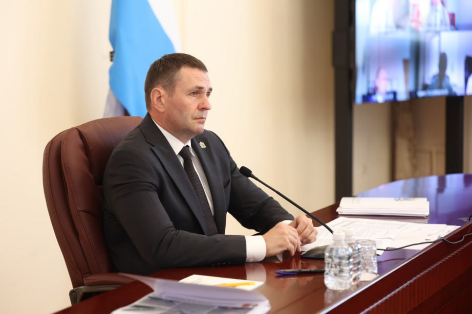 Губернатор Дмитрий Демешин поручил провести работы по благоустройству мемориального комплекса площади Славы в Хабаровске    Объекты памяти приводят в порядок в преддверии празднования 80-й годовщины Дня Победы над милитаристской Японией и окончания Второй мировой войны, которое состоится 3 сентября.  Глава региона подчеркнул, что состояние мемориального комплекса площади Славы вызывает вопросы. Гранитные ступени не закреплены, брусчатка разрушена, утеряны буквы имен героев, требуется подкрасить или заменить бордюры, выкосить газоны, привести в порядок уличные фонари. Требует ремонта и площадка за мемориалом войнам, погибшим в локальных конфликтах.     И.о. зампреда правительства края по вопросам строительства Алексей Колеватых доложил, что на этой неделе планируется заключить договоры на выполнение работ, их завершат до 1 сентября.  Администрация Хабаровска уже начала благоустройство прилегающей территории. Дмитрий Демешин подчеркнул, что закончить нужно до 30 августа.