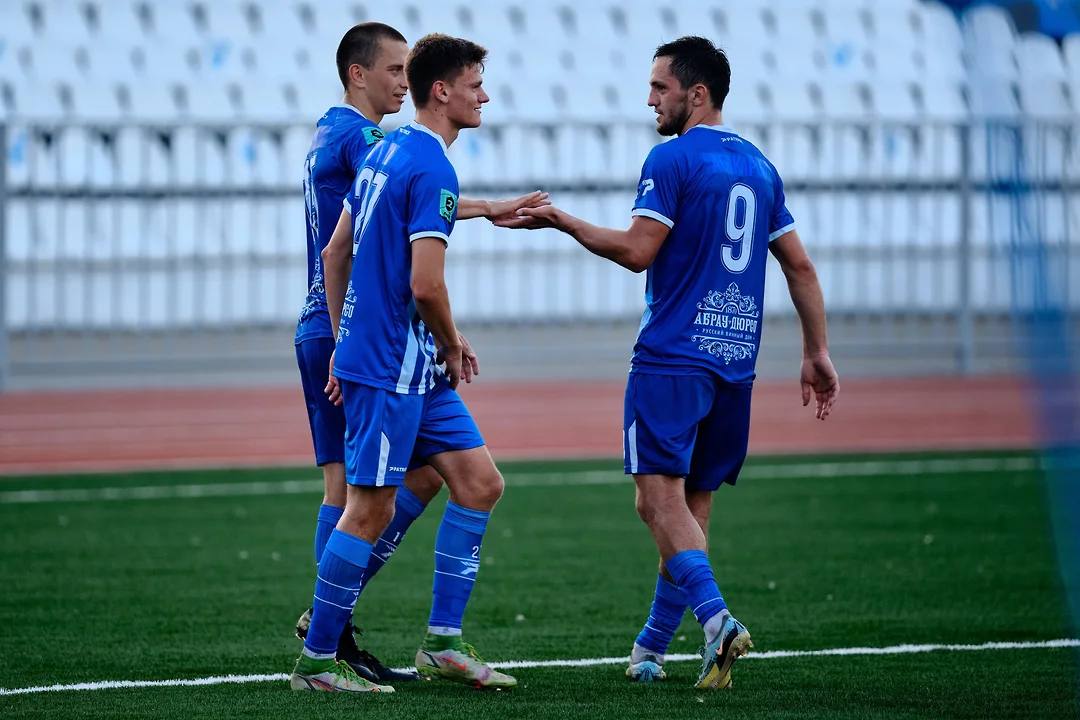 Шишкарев обвинил гендиректора «Черноморца» в попытке повлиять на игру с «Сочи. По словам бизнесмена, действия руководителя носили признаки недобросовестности и были направлены на манипуляцию спортивным исходом встречи, однако, как утверждает господин Шишкарев, игроки команды отказались участвовать в подобных инициативах, пишет «Матч ТВ». «Черноморец» завершил сезон победой над «Сочи» со счетом 2:1 и занял третье место в таблице, но не был допущен к переходным матчам за выход в РПЛ из-за несоответствия стадиона нормативам лиги. В результате «Сочи», занявший пятую строчку, получил возможность выступить в стыках и одержал победу над «Пари НН», вернувшись в элитный дивизион. Сергей Шишкарев в интервью заявил, что «то, что сделал господин Пономарев, — это подлость и предательство», отметив, что имел место «намек на разговор» с главным тренером команды и прямой контакт с четырьмя ключевыми игроками. пресс-служба ФК «Черноморец» Подписывайтесь на «Ъ-Кубань-Черноморье»