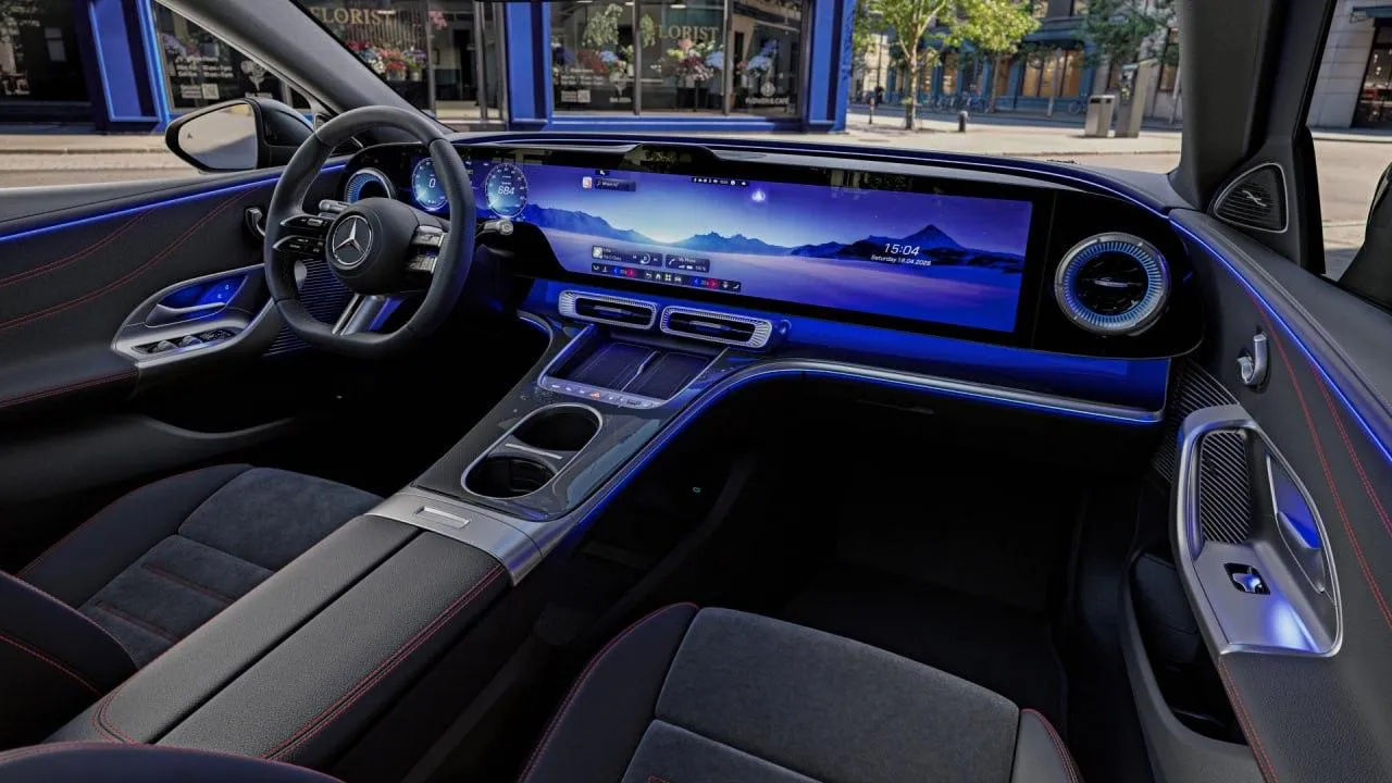Mercedes показал свой первый электрокар в C классе В салоне появится огромный дисплей диагональю 39 панорамная крыша с автотонировкой а снаружи появится LED панель вместо обычной решётки радиатора Запас хода авто составит 750 км а разгон до 100 км ч обещают за 4 секунды Цены начнутся от 4 млн рублей banki oil