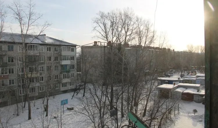 Губернатор Приамурья поручил отремонтировать проезды между дворами  "Когда в порядок приводят двор, о проезде рядом с ним порой забывают", - отметил Василий Орлов.   Губернатор Приамурья Василий Орлов поручил проработать варианты ремонта проездов между дворами. Запустить программу пока планируется в четырех городах, где сейчас реализуются мастер-планы - это Благовещенск, Белогорск, Свободный и Тында. В последующем ее планируют распространить на остальные населенные пункты, сообщили в правительстве Амурской области.   В ближайшее время главы городов составят список дворов и проездов, где ремонт и благоустройство нужны в первую очередь. Также в муниципалитетах рассчитают сметную стоимость работ. Затем специалисты министерства ЖКХ вместе с Минтрансом, городами и Минфином проанализируют и проработают механизм ремонта проездов.   Подробнее