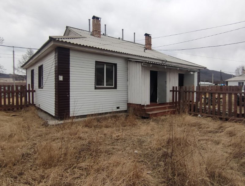 В Бурятии пересмотрят дело экс чиновника который ввёл в эксплуатацию аварийные дома для детей сирот Верховный суд Бурятии отменил решение Закаменского районного суда о прекращении уголовного дела в отношении бывшего и о главы администрации Закаменска Александра Тудунова Речь идёт о событиях 2017 года Тогда Тудунов исполняя обязанности главы поселения подписал разрешения на ввод в эксплуатацию двух жилых домов построенных с грубыми нарушениями строительных норм В этих домах находились 8 квартир которые затем передали детям сиротам и детям оставшимся без попечения родителей По данным следствия чиновник ограничился формальным визуальным осмотром зданий несмотря на многочисленные дефекты Позже дома признали проблемными а ущерб муниципалитету оценили более чем в 1 2 млн рублей Ранее суд освободил Тудунова от уголовной ответственности после того как обвинение переквалифицировали на менее тяжкую статью что позволило применить срок давности Теперь прокуратура оспорила это решение указав что действия экс чиновника содержат признаки превышения должностных полномочий с тяжкими последствиями Апелляционная инстанция с этой позицией согласилась Уголовное дело направлено на новое рассмотрение в районный суд Небольшая деталь для внимательных читателей ранее смягчение обвинения исходило от стороны гособвинения Почему официально не поясняется Выводы каждый сделает сам Источник Прокуратура Бурятии Канал Макс