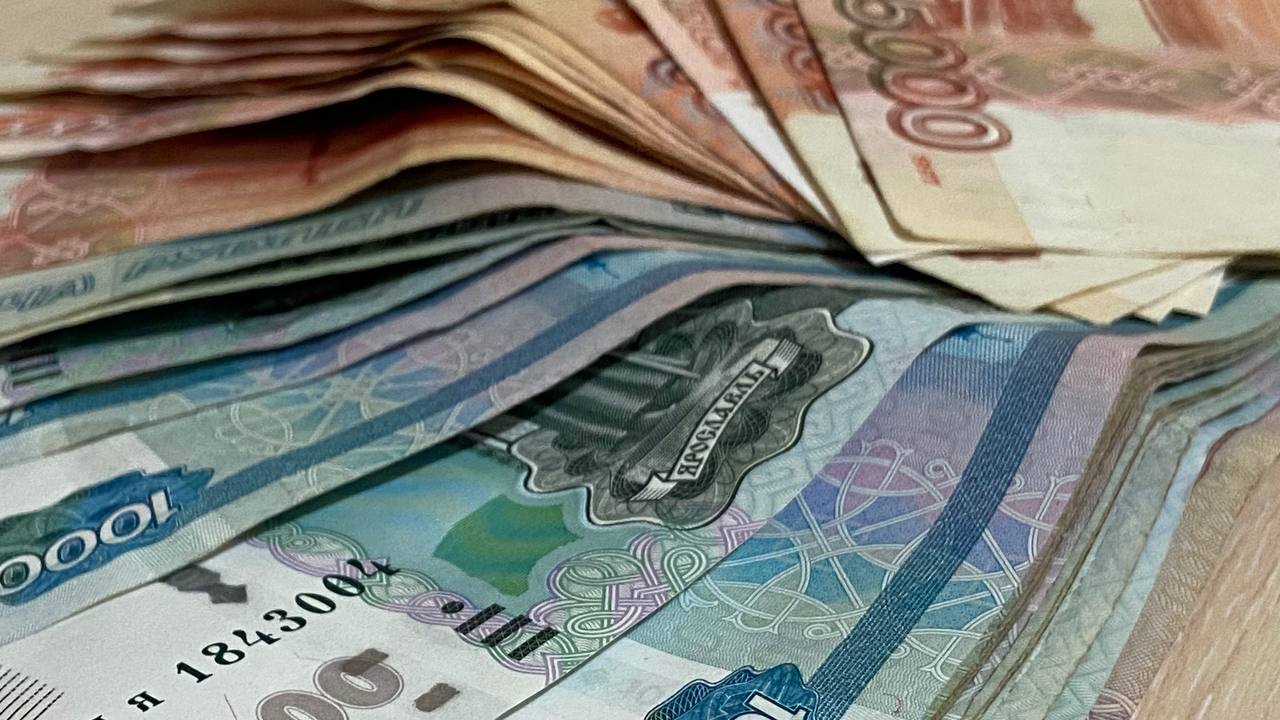 Фонд развития промышленности Крыма докапитализируют на 129 млн рублей в 2026 году Фонд развития промышленности Республики Крым в 2026 году получит дополнительное финансирование в объеме 129 3 млн рублей Средства будут направлены на запуск новых производств модернизацию предприятий пополнение оборотных средств и приобретение оборудования сообщили ТАСС в Минпромторге Крыма В 2026 году работа по докапитализации регионального Фонда развития промышленности будет продолжена и составит 129 3 млн руб в том числе 26 3 млн руб за счет участия в конкурсе на получение единой региональной субсидии из средств федерального бюджета говорится в ответе подписанном замминистра Ириной Фроловой Общая капитализация Крымского фонда развития промышленности с начала его деятельности в 2019 году превысила 1 26 млрд рублей В 2025 году объем вложений составил 309 8 млн рублей в 2024 году 191 8 млн рублей Южная служба новостей