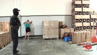 В Оренбурге полиция накрыла крупное производство контрафактного алкоголя на базе фирмы по производству пива и лимонада Задержан 52 летний подозреваемый в производстве и сбыте По данным следствия он занимая должность менеджера использовал производственные мощности фирмы для изготовления контрафакта На складе в результате брожения изготавливался спирт который смешивался с фруктовыми и ягодными сиропами маскируя полученную смесь под пивной напиток Продукция распространялась через точки продажи разливного пива по Оренбургу Изъяты из незаконного оборота 220 кег а это более 6 600 литров контрафактного алкоголя За подобное преступление законодательством предусмотрено наказание в виде лишения свободы на срок до 10 лет Дело расследуется Урал56 Ру в МАХ