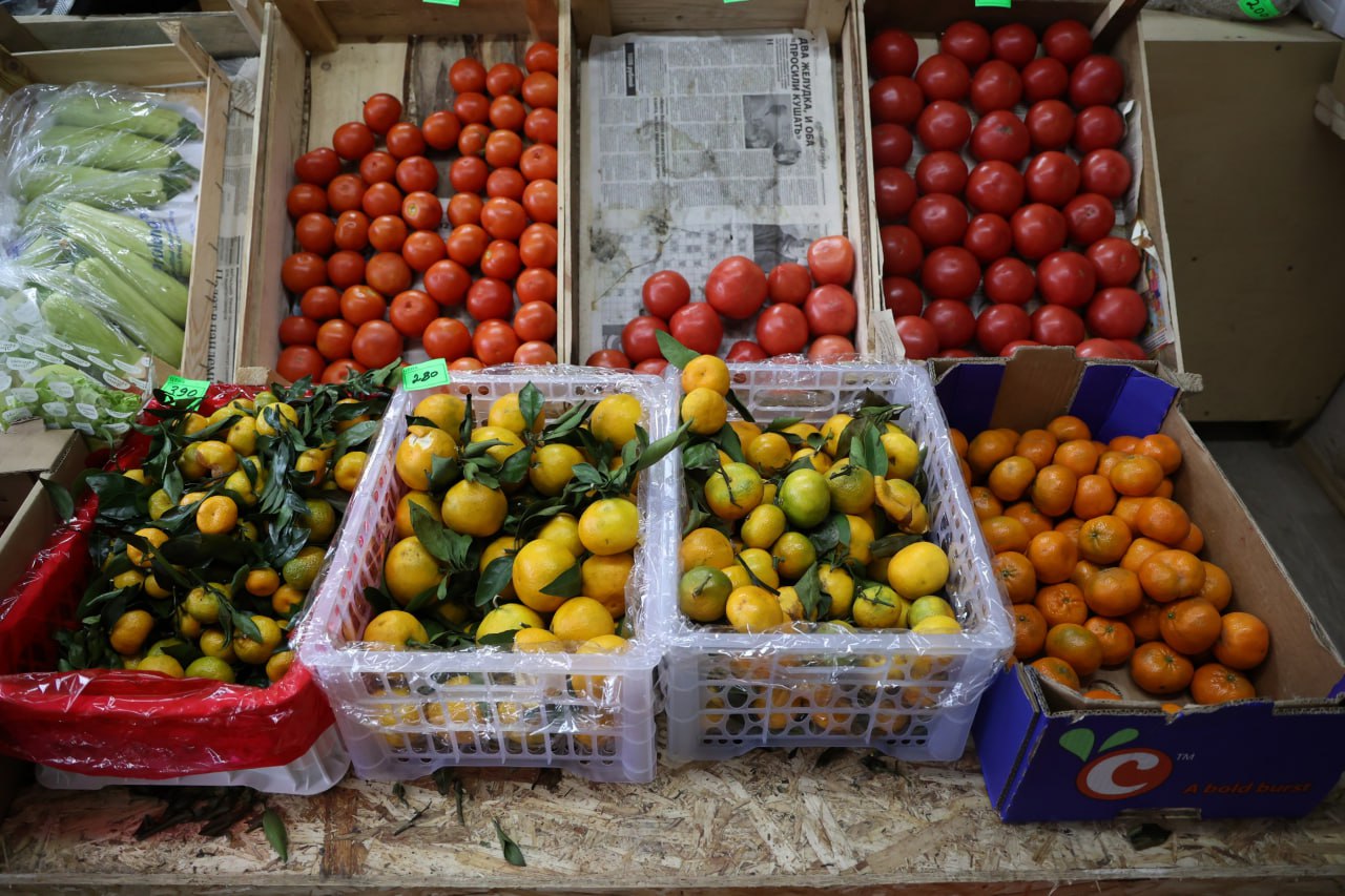 Более 30 тонн импортных томатов завезли в Челябинск за новогодние праздники С 31 декабря по 11 января в Россию поступило 398 тонн импортных овощей и фруктов Партии завозили через границу Челябинской области с Казахстаном Большую часть из них доставили в регионы УрФО порядка 226 тонн В частности в Челябинск завезли 34 тонны томатов Продукцию ввозили в страну через пункт пропуска Бугристое Всего за новогодние праздники сотрудники Россельхознадзора досмотрели 23 фуры следовавших из Казахстана 19 из них были загружены продукцией казахстанского происхождения три китайского еще один иранского Большегрузы везли партии помидоров огурцов лука муки винограда и орехов в Екатеринбург Москву Новосибирск Нижегородскую и Курганскую области Нарушений Единых карантинных фитосанитарных требований предъявляемых к подкарантинной продукции и подкарантинным объектам на таможенной границе и на таможенной территории Евразийского экономического союза не выявлено уточнили в Россельхознадзоре