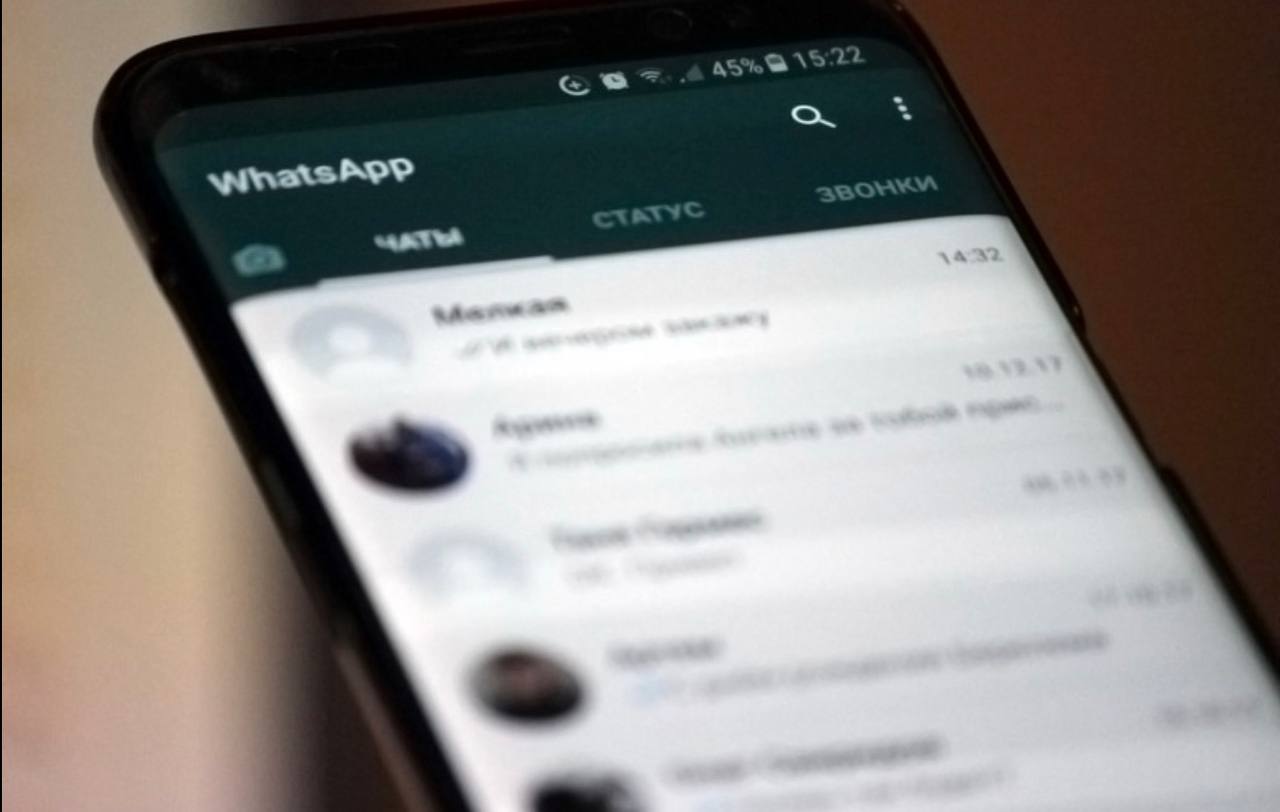 На компанию Meta подали в суд из за доступа к сообщениям пользователей WhatsApp сообщает Bloomberg Согласно информации агентства группа истцов обвиняет Meta Platforms Inc в мошенничестве и утверждает что мессенджер хранит анализирует и фактически может получать доступ к почти всем частным перепискам пользователей Представитель компании Энди Стоун отверг эти обвинения назвав их ложными и абсурдными а сам иск легкомысленной выдумкой Как уточняет Bloomberg Meta намерена добиваться санкций в отношении адвокатов истцов Meta признана в России экстремистской организацией её деятельность запрещена federalpress Мы в MAX