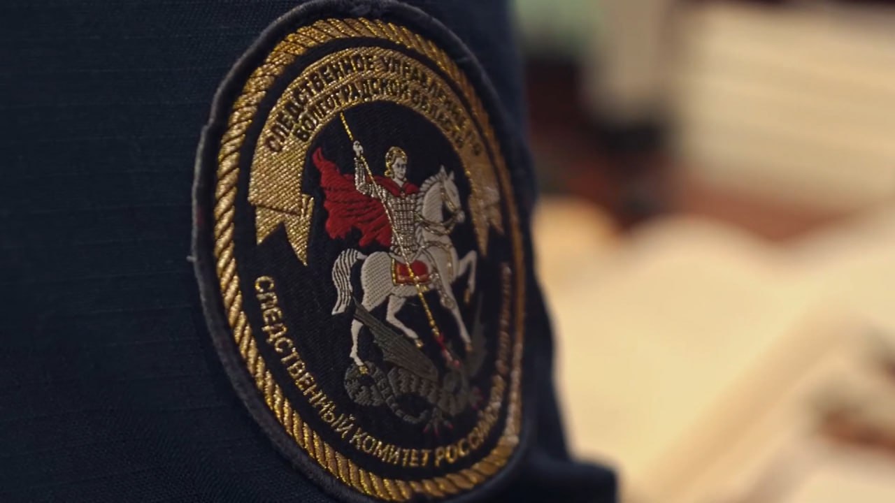 В Городищенском районе специалиста энергоснабжающей компании обвиняют в получении взятки В конце 2022 года мастер районного подразделения «Волгоградские электрические сети» вступил в сговор с владельцем дачного участка в СНТ. Они условились, что собственник умышленно повредит счетчики для безучетного потребления. Мастер согласился не фиксировать факт и не составлять акт о нарушении, за что получил деньги. Уголовное дело в отношении должностного лица передано в суд, сообщили в региональном СУ СКР. Уголовное дело в отношении собственника выделено в отдельное производство, его действия квалифицированы как дача взятки должностному лицу за незаконное бездействие. Подписаться