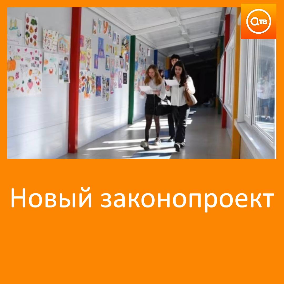 В Государственную думу внесли законопроект который предполагает что девятиклассники не сдавшие ГИА получат возможность бесплатно освоить рабочую специальность Согласно законопроекту выпускники девятых классов не сдавшие государственную итоговую аттестацию смогут бесплатно пройти профессиональное обучение Программы подготовки позволят освоить рабочие специальности или должности служащих Перечень профессий будет устанавливать каждый регион говорится в пояснительной записке Авторы законопроекта считают что такие ученики часто теряют целый год до пересдачи экзамена Этот период можно было бы использовать для получения рабочей квалификации В случае принятия законопроекта девятиклассники смогут пройти обучение сдать квалификационный экзамен и получить не только аттестат но и свидетельство о рабочей профессии