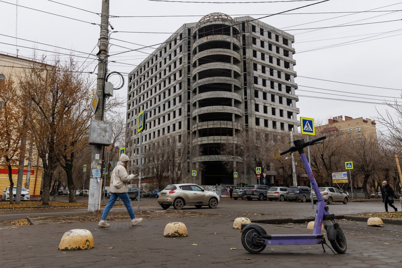 В Волгограде на три дня будет закрыт проезд по улице Профсоюзной Ограничение начнет действовать уже в среду 3 декабря и продлится по 5 декабря включительно Дорогу будут перекрывать с 6 утра до 8 вечера В это время дорожники будут активно менять старый асфальт на новый