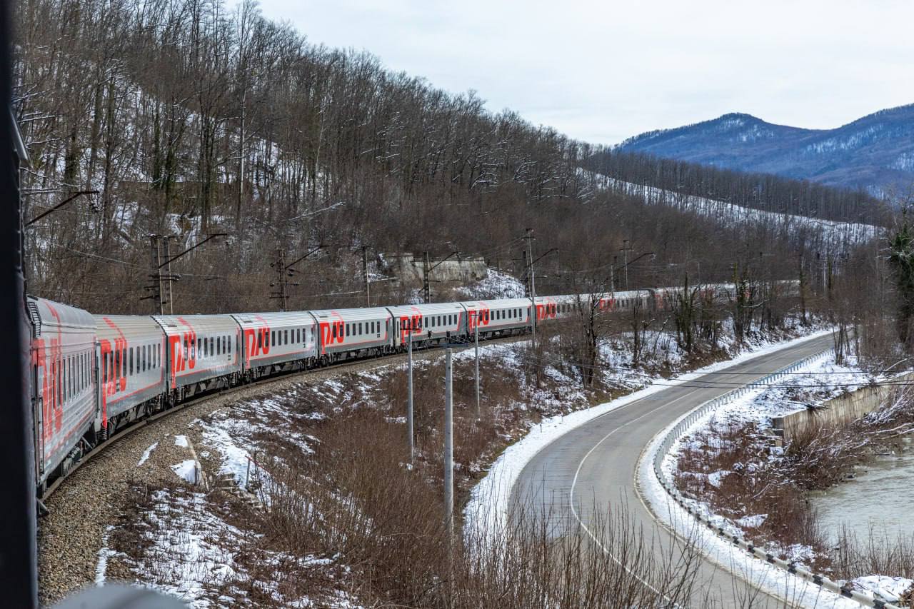 На праздники к морю и в горы Дополнительные поезда свяжут в эти выходные Ростовскую область Краснодарский и Ставропольский края На курорты Кавказских Минеральных Вод поедет поезд 210 209 Ростов Кисловодск Он отправится 20 февраля в 22 23 и прибудет в Кисловодск 21 февраля в 10 41 Вернуться из Кисловодска этим составом можно будет 23 февраля отправление в 23 10 На горнолыжный курорт пассажиров доставит поезд 599 600 Ростов Роза Хутор Он также отправляется 20 февраля в 21 45 остановка в Краснодаре предусмотрена 21 февраля в 1 28 прибытие на Розу Хутор в 10 51 Обратный рейс в Ростов и Краснодар отправится из Розы Хутор 23 февраля в 19 47 На морское побережье можно отправиться поездом 443 444 Москва Анапа из Ростова на Дону 21 февраля в 2 57 из Краснодара в 9 39 Из Анапы дополнительный состав отправится 22 февраля в 10 40 skzd official Кубань 24 Позитив