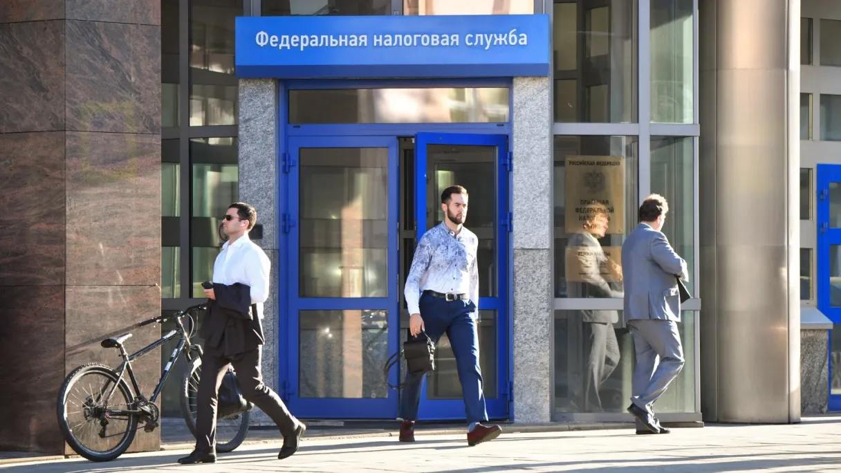 К началу 2025 года, по данным Аналитического портала ФНС, к системе налогового мониторинга было подключено 768 российских компаний.   В сравнении с общим числом зарегистрированных юридических лиц — свыше 3,2 млн — это совсем немного.   Однако налоговые платежи этой группы составляют порядка 40% общих сборов, рассказывает управляющий партнер «Пепеляев Групп» Сергей Пепеляев.   Рассуждения о том, в чем проблема новой системы налогового мониторинга — читайте в колонке на сайте Forbes   : Фото Александра Манзюка / ТАСС