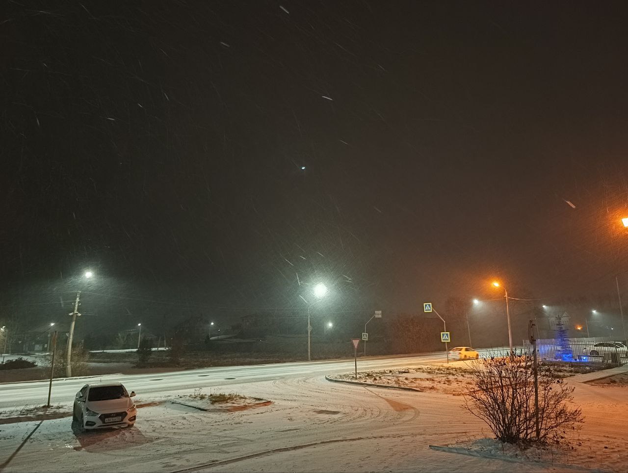 Более 40 россиян осенью испытывают упадок энергии и настроения говорится в исследовании Rambler Co Только 35 встречают это время года с энтузиазмом 24 чувствуют легкую усталость сохраняя привычный ритм жизни Основные причины апатии недостаток солнца и тепла 48 холод и дожди 30 психологические сложности с самоорганизацией 15 Нехватку компании или вдохновения отметили лишь 7