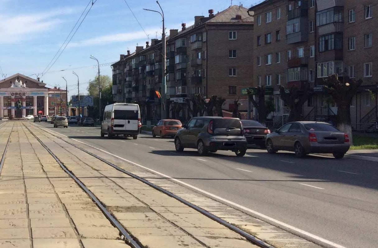 Оренбург Медиа    Больше половины Орска осталась без воды из за скачка напряжения На востоке Оренбургской области ликвидируют последствия аварийной ситуации В Орске на Кумакском водозаборе произошёл скачок электроэнергии в результате которого сработала защита и остановилось насосное оборудование станции Без воды осталась больше половины города с населением около 190 тысяч человек При запуске системы водоснабжения была повреждена запорная арматура В настоящее время специалисты РВК Орск ведут ремонтные работы сообщает пресс служба РВК Орск В компании опубликовали точный список адресов которые попали в зону отключения Это почти 2 3 города от ул Вяземской до ул Тагильской от ул Станиславского до Покровской от ул Тагильской до ул Сорокина от ул Ужгородской до ул Горького 2 подробнее на канале Оренбург Медиа