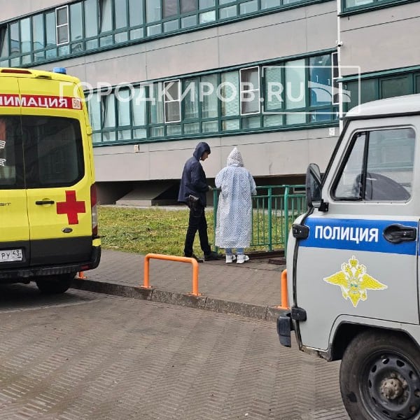 В ЖК "Малахит" с высоты упала молодая девушка Ее тело было найдено у здания № 121/1 на улице Московской. На месте происшествия работают оперативные службы.