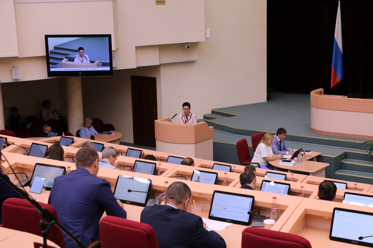 Ирина Колесникова Бюджет это программа развития региона которая меняется с учетом запросов наших граждан Сегодня на заседании областной Думы депутаты приняли изменения в главный финансовый документ области Заместитель Председателя регионального парламента Ирина Колесникова комментируя поправки отметила что бюджет это не просто документ учитывающий доходы и расходы региона это программа развития региона которая меняется с учетом запросов наших граждан Каждый депутат встречаясь с жителями в образовательных учреждениях округа сталкивался с проблемой благоустройства прилегающей территории В этом году при поддержке Председателя Государственной Думы Вячеслава Викторовича Володина реализуется проект по ремонту дворов школ и детских садов в городе Саратове и 7 муниципальных районах области Важно что обновление территорий образовательных учреждений затронет не только районные центры но и опорные села Считаю что проект поможет создать условия чтобы каждый ребенок вне зависимости от места его проживания имел возможность учиться и развиваться в достойной среде сказала Ирина Колесникова Она сообщила что еще одна из наболевших проблем жителей Саратова плачевное состояние водопроводной сети Граждане устают от постоянных коммунальных аварий отключения холодной воды По инициативе главы региона Романа Викторовича Бусаргина на замену изношенных участков направлены значительные средства сейчас работы ведутся на ключевых для водоснабжения города объектах Считаю что модернизация водоканала значительно улучшит качество жизни населения подчеркнула руководитель фракции Единая Россия в областной Думе По словам Ирины Колесниковой в бюджете отражено обеспечение лекарственными средствами пациентов с онкологическими заболеваниями и сахарным диабетом Дополнительно планируется направить 300 млн рублей Напомню что в этом году расходы на эти цели значительно увеличены чтобы избежать перебоев с поставками медикаментов Продолжается обновление Парка Победы на Соколовой горе которое коснется мемориала Землякам погибшим в локальных войнах Память о Героях отдавших свои жизни ради Родины важно сохранить и увековечить рассказала Ирина Колесникова