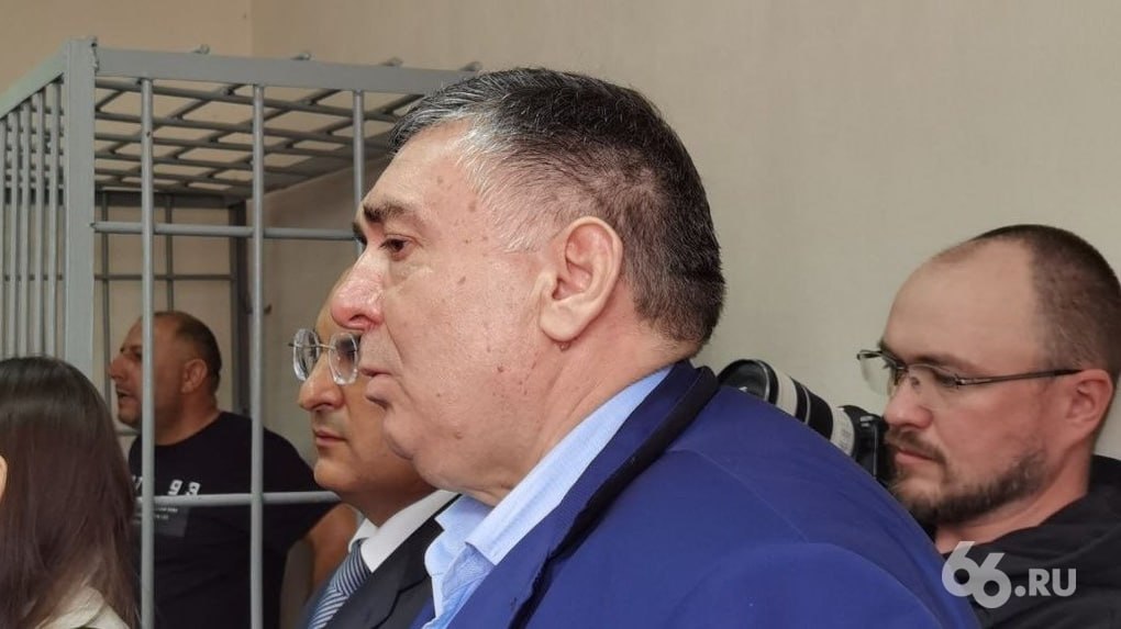 Главу азербайджанской диаспоры на Урале отпустили на свободу  Шахину Шыхлински не предъявили обвинение после допроса в Следственном комитете, он находится в статусе свидетеля по уголовному делу своих соотечественников, рассказал  .RU его сын, адвокат Мутвалы Шыхлински.  Силовики жестко задержали Шахина сегодня вечером около торгового центра Baku Plaza — его вытащили из автомобиля и положили на землю.    Новости из Екатеринбурга