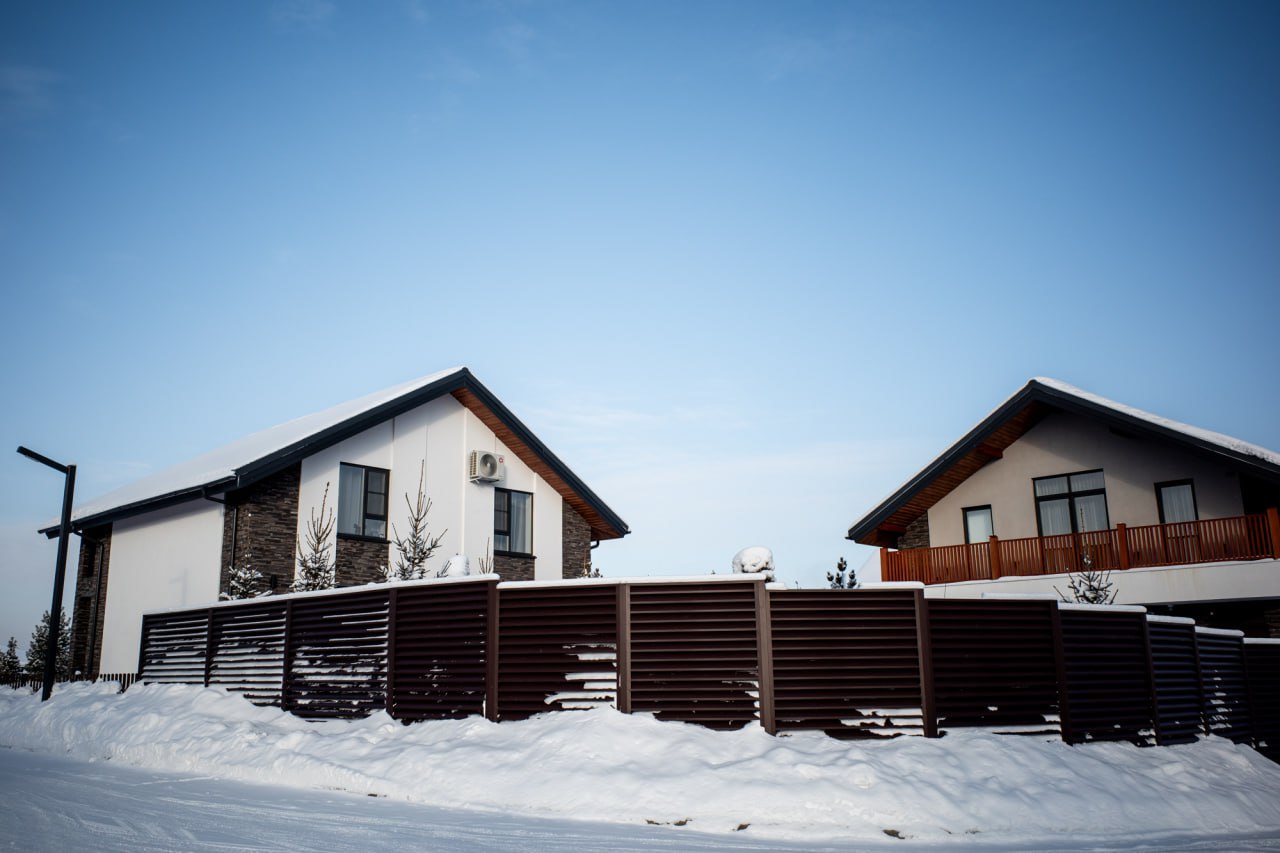 Южный Урал стал самым выгодным направлением для отдыха за городом В преддверии февральских праздников россияне бронируют жильё гораздо активнее чем год назад По данным сервиса по размещению объявлений число бронирований посуточных квартир по стране выросло на четверть а загородных домов почти вдвое Челябинская область попала в число регионов где отдых на природе стал заметно доступнее Загородный дом в регионе на праздники можно снять в среднем за 7800 рублей в сутки Это самый низкий показатель среди популярных направлений Для сравнения в Бурятии средняя цена ночи 8100 рублей в Башкортостане 8800 на Алтае уже 10300 При этом по сравнению с прошлым годом аренда загородного жилья в Челябинской области подешевела на 19 это самое заметное снижение в стране Следом идут Карачаево Черкесия 17 Ярославская 14 Калужская 12 и Ленинградская 11 области В загородные дома на праздники путешественники планируют заселяться в среднем на три ночи а компании ожидаются по 5 6 человек По численности отдыхающих Челябинская область делит лидерство с Тверской там тоже ждут компании по шесть человек Что касается квартир то на Южном Урале средняя стоимость ночи в праздничные дни составляет около 3 2 3 6тысяч рублей это сопоставимо с ценами в Тюменской области Пермском крае и Башкортостане Самой популярной туристической меккой на длинные выходные традиционно остаются Москва Санкт Петербург Краснодарский край и Подмосковье но всё больше путешественников обращают внимание на регионы с выгодными ценами и возможностью отдохнуть большой компанией за городом Читайте нас в Телеграм в MAX в VK