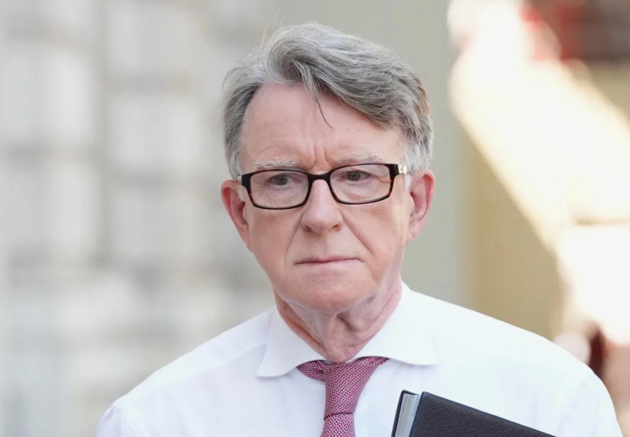 Экс посол Британии в США Питер Мандельсон задержан по подозрению в превышении полномочий из за связей с Эпштейном сообщает Sky News Подписаться на Говорит Москва Telegram VK MAX