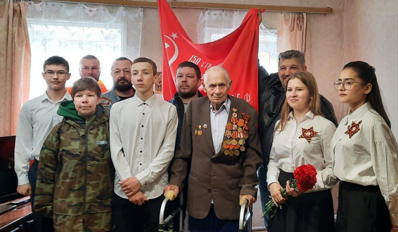 В Красноуфимском районе копию Знамени Победы доставили в село Нижнеиргинское к единственному в муниципалитете ветерану Великой Отечественной войны  С Александром Старцевым встретились ученики местной школы вместе с байкерами клуба «Три мотора RC», которые привезли сегодня копию Знамени Победы в район.   Байкеры давно взяли шефство над ветераном. В прошлом году Александр Алексеевич даже стал почетным членом клуба «Три мотора RC». Он с большим удовольствием общается с мотолюбителями и проводит с ними время.     Мотоклуб возглавляет полковник в отставке Дмитрий Ванюшкин. Он работает учителем в нижнеиргинской школе: преподает местным ребятам «Основы безопастности и защиты Родины».    пресс-служба администрации Красноуфимского муниципального округа   Подписаться на «ОГ» Поддержать канал