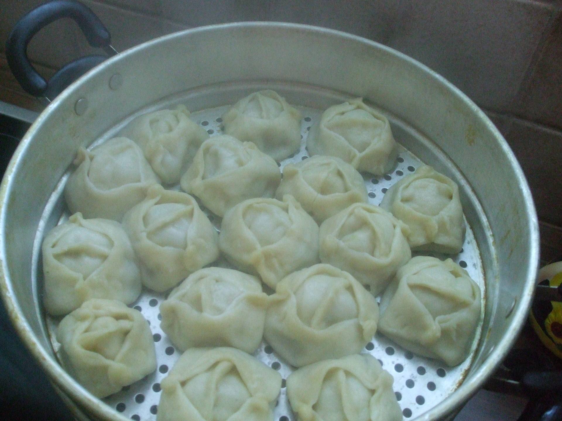 В Узбекистане невестка убила свою свекровь и приготовила из неё манты Шокирующий случай женщина жестоко убила свою свекровь использовала её мясо для приготовления мантов а затем убила и собственного мужа Суд приговорил её к 12 годам и 3 месяцам лишения свободы Подписаться на канал Узбекистан Online