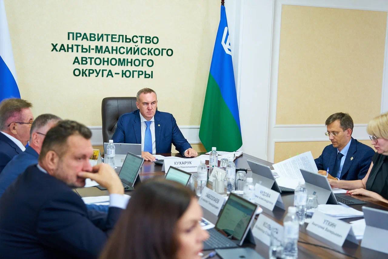 В Югре увеличат размер премий победителям и призерам регионального этапа конкурса профмастерства для педагогов  Соответствующее решение принято сегодня на заседании правительства автономного округа, которое провел Губернатор Югры Руслан Кухарук.   «Мы существенно пересмотрели подходы и увеличиваем размер премий тем, кто сегодня занимается подготовкой нашего будущего в области образования и дополнительного образования», – подчеркнул Руслан Кухарук.  Теперь премия за 1 место увеличилась с 110 до 500 тысяч рублей, за 2 место – с 80 до 350 тысяч, за 3 место: с 60 до 250 тысяч. Речь идет о таких конкурсах профмастерства, как: «Учитель года Югры», «Воспитатель дошкольного образовательного учреждения Югры», «Сердце отдаю детям» и других.   Кроме того, порядок дополняется региональным этапом конкурса «За нравственный подвиг учителя» по работе с детьми и молодёжью до 20 лет.  Конкурс будет проходить по пяти номинациям, а размер премии за победу составит до 200 000 рублей.  «Это очень правильное решение, которое коснется большого количества наших педагогов, тех, кто работает в системе образования, оно позволит лишний раз отметить труд этих людей. Будем надеяться, что наши педагоги, которые пройдут региональный этап, будут достойно представлять не только свою школу, учреждение, но округ на всероссийском конкурсе», – отметил Руслан Кухарук.  Подробнее читайте тут!    соц. сети Руслана Кухарука