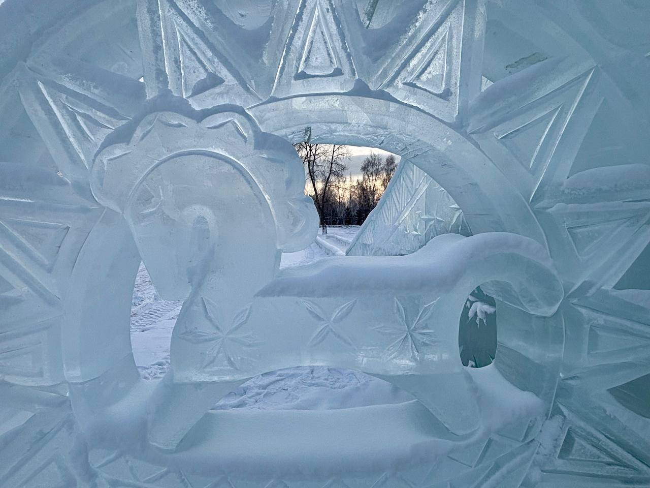 Как после каникул будет работать ледовый городок на острове Татышев Завтра 12 января городок работать не будет Специалисты оценят состояние ледяных фигур и горок после чего восстановят локацию Каток в понедельник будет работать в обычном режиме с 10 00 до 21 30 С 13 января ледовый городок будет работать с 10 00 до 22 00 prmira news