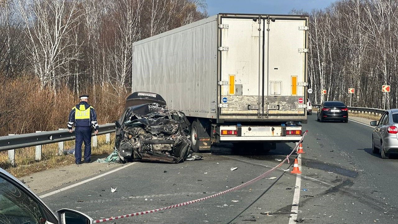 Две женщины пострадали в ДТП с фурой под Челябинском   Авария случилась днем на трассе "Западный обход Челябинска" в Сосновском районе. По предварительной информации, иномарка Hyundai Solaris при неустановленных обстоятельствах выехала на встречную полосу, где попала под удар большегруза "Камаз" с полуприцепом.   Известно, что за рулем Hyundai в момент аварии находилась 29-летняя женщина. Кроме того, в машине ехала и пассажирка 50-60 лет. Обе они получили травмы.   На месте происшествия работают сотрудники Госавтоинспекции. Поскольку автомобили перекрыли собой одну из полос, на участке введено реверсивное движение.    Фото: Управление Госавтоинспекции по Челябинской области    Вести Южный Урал   Челябинск