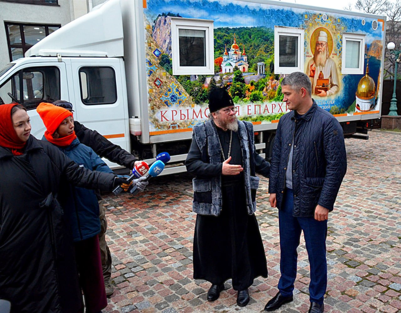 Митрополит Тихон передал в дар больницам Симферополя и Керчи медицинское оборудование    30 декабря 2024 года на территории кафедрального Александро-Невского собора митрополит Симферопольский и Крымский Тихон передал в лице Министра здравоохранения Республики Крым Алексея Алексеевича Натарова в дар многопрофильному республиканскому медицинскому центру «Больница имени Н.А.Семашко» и Керченской городской больнице № 3 крупную партию медицинского оборудования.   В частности, переданы: аппараты КТ, МРТ и УЗИ  экспертного класса , эндоскопическое оборудование, большое количество медицинских приборов и мебели, необходимых для оснащения врачебных кабинетов, а также рентген-аппарат на два рабочих места.  Как сообщил министр здравоохранения Крыма Алексей Натаров, при необходимости данное оборудование будет распределено и в другие крымские медорганизации.  «Благодарю Высокопреосвященнейшего Тихона, митрополита Симферопольского и Крымского за поддержку крымского здравоохранения и помощь нашим больницам! Вся переданная техника будет использоваться во благо крымчан и поможет нашим врачам оказывать качественную и своевременную медицинскую помощь, спасая жизни и сохраняя здоровье пациентов», - цитирует слова Министра пресс-служба республиканского Минздрава.  Ранее для нужд здравоохранения Крыма были переданы две мобильные лаборатории. Машины закреплены за Керчью и Симферополем, но будут направляться в удаленные населенные пункты полуострова. Еще один специальный медицинский автомобиль будет направлен в Херсонскую область.  Пресс-служба Крымской митрополии Фото: Александр Возный