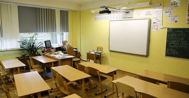 В Латвии обеспокоены острой нехваткой директоров школ В Ассоциации независимого образования считают, что нынешний кадровый дефицит — тревожный сигнал, требующий срочных и системных решений. Министерство образования и науки называет основными причинами проблемы несбалансированную рабочую нагрузку, недостаточную конкурентоспособность зарплат, а также негативное отношение общества и родителей к педагогам. Одним из факторов, усугубляющих ситуацию, является действующая система оплаты труда, которую, по мнению заместителя директора по воспитательной работе школы Jauno līderu vidusskola Мартиньша Штейнса, необходимо сделать «справедливой и прозрачной». На ситуацию также влияет старение кадров. По данным министерства, 14,5% директоров школ уже достигли 65-летнего возраста, а в ближайшие годы пенсионного порога достигнут ещё 22%.