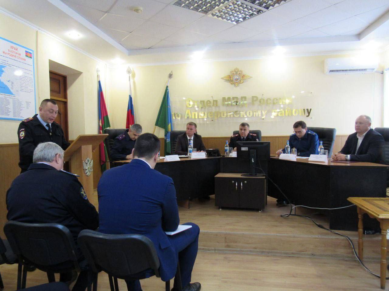 Руководством прокуратуры Апшеронского района принято участие в подведении итогов работы ОМВД России по Апшеронскому району за 2025 год В ходе оперативного совещания заслушаны доклады руководства отдела полиции о проведенной работе в истекает году а также результаты расследования уголовных дел Обсуждены наиболее важные и требующие согласованных действий мероприятия определены первоочередные задачи в сфере защиты граждан от преступных и иных посягательств Прокурор района Алексей Попов обратил внимание участников совещания на необходимость активизации работы по предотвращению и выявлению преступлений совершенных с использованием информационных технологий преступлений в сфере незаконного оборота наркотических средств Также указано на неудовлетворительный уровень расследования уголовных дел следственным подразделением По итогам совещания выработаны комплексы мероприятий направленных на повышение эффективности деятельности ОМВД России по Апшеронскому району