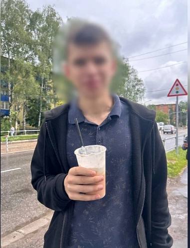 17 летний подросток из Подмосковья пропавший два месяца назад найден в Ростове на Дону 17 летний подросток из подмосковного Солнечногорска пропавший два месяца назад был обнаружен в Ростове на Дону где всё это время вёл самостоятельную жизнь Юноша по имени Никита исчез в августе уехав с незнакомым человеком через сервис BlaBlaCar Родные сразу же обратились в правоохранительные органы В ходе расследования рассматривались различные версии произошедшего включая самые серьёзные от похищения до возможного вовлечения в деятельность преступных групп Однако реальность оказалась совершенно иной Пока семья и друзья активно разыскивали подростка он спокойно проживал в ростовской квартире наслаждаясь полной свободой спал без ограничений питался по своему усмотрению и не посещал учебное заведение При этом он полностью прервал контакты не выходя на связь даже со своей девушкой которая принимала активное участие в его поисках Спустя два месяца полицейские установили местонахождение молодого человека Прибыв по адресу они были вынуждены выломать дверь в квартиру На вопрос о причинах его исчезновения подросток пояснил что просто хотел жить самостоятельно В настоящее время Никита находится в социальном учреждении В скором времени его планируют вернуть в родной город где ему предстоит дать объяснения своим поступкам родителям возлюбленной и представителям школы Подпишись на 1Rnd в МАХ Написать в редакцию