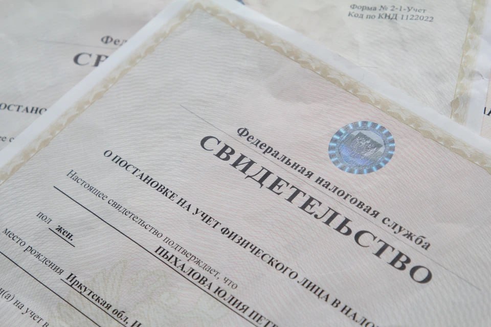 Вместо ИНН выписка из ЕГРН с 1 января в налоговой перестанут выдавать свидетельство о постановке на учет С 1 января 2026 года постановку на учет в налоговой будет подтверждать выписка из Единого государственного реестра налогоплательщиков ЕГРН Как сообщили в УФНС России по Челябинской области выписка подписывается усиленной квалицированной электронной подписью и равнозначна выписке на бумаге Новый порядок сократит бумажный документооборот и сделает взаимодействие с налоговой службой удобнее сокращая визиты налогоплательщиков в инспекции прокомментировали в региональной налоговой В УФНС по Челябинской области объяснили менять старое свидетельство не нужно он будет иметь прежнюю силу А вот если на учет ставили и снимали до 1 января 2026 но процедуру не закончили вместо свидетельства южноуральцы получат новые выписки из ЕГРН В выписке будут ФИО дата рождения и ИНН Получить ее можно подав заявление через личный кабинет налогоплательщика с помощью сервиса Узнать ИНН лично через налоговую или МФЦ через портал Госуслуг   Подписаться на chelkp Мы в MAX