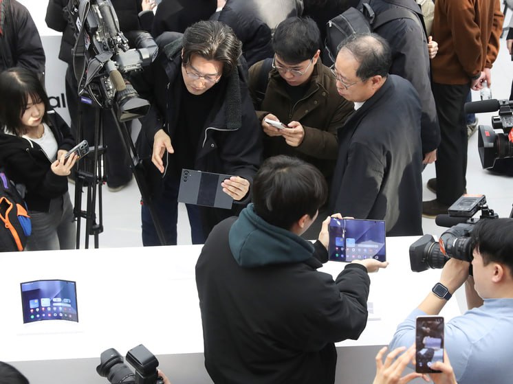 В США Sony Samsung и LG обвинены в слежке в пользу Китая Генеральный прокурор Техаса Кен Пакстон подал иск против известных производителей телевизоров Sony Samsung и LG обвиняя их в незаконной сборе персональных данных По словам Пакстона компании использовали технологию автоматического распознавания контента ACR для сбора информации о пользователях без их ведома Эти компании незаконно собирали персональные данные с помощью ACR В самом простом смысле ACR это незваный невидимый цифровой шпион говорится в заявлении офиса генпрокурора Пакстон требует наложить на все пять компаний штраф в размере 10 тысяч долларов за нарушение Закона о недобросовестной торговой практике Кроме того он предлагает рассмотреть возможность увеличения штрафа до 250 тысяч долларов если от предполагаемого шпионажа пострадали лица старше 65 лет