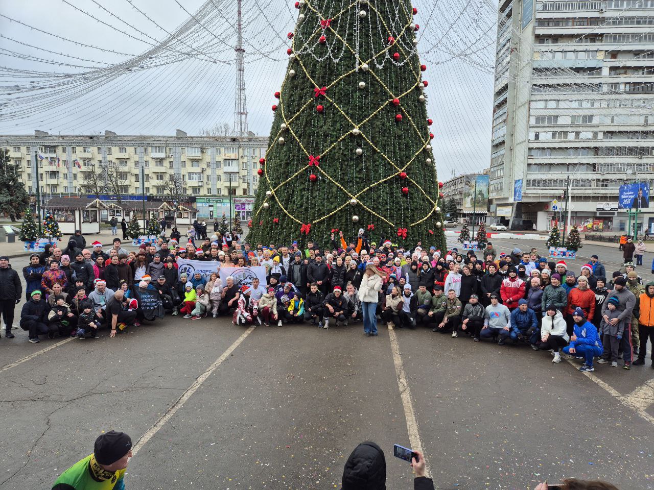 Седьмой ежегодный Новогодний легкоатлетический забег прошел в столице Республики!    Отмечаем рекорд — более 250 спортсменов вышли на старт забега в Луганске!  Принять участие в нём могли как спортсмены-профессионалы, так и любой желающий. Участникам на выбор предлагалось три дистанции – 2,5, 5, 10 и 15 километров. В этом году маршрут пролегал от легкоатлетического манежа «Динамо» через центральную площадь Луганска и столичный автовокзал.    Организатором мероприятия выступила Федерация триатлона ЛНР. Соорганизаторы забега – Министерство спорта ЛНР, Республиканское физкультурное спортивное общество «Динамо» и общественная организация «СПОРТивный Луганск».  Каждый участник, преодолев выбранную дистанцию, получил заслуженную медаль финишера!    Источник — Луганск 24