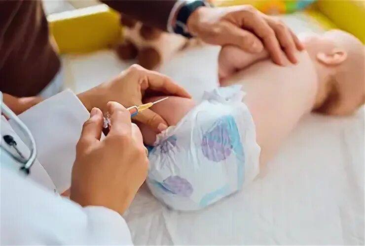 Массовую вакцинацию против кори и полиомиелита проведут в регионе Соответствующее решение принято главным государственным санитарным врачом области Масштабную иммунизацию начнут уже с сегодняшнего дня Она затронет детей от 12 месяцев до 6 лет которые не получили прививки вовремя или не были вакцинированы ранее Отдельное внимание уделят детям до 15 лет которые приехали на острова из других регионов России и стран где ситуация по полиомиелиту является неблагополучной Поименные списки детей составят в поликлиниках также медицинские организации должны обеспечить необходимый запас вакцин И усилить разъяснительную работу с родителями которые отказываются от прививок детям Параллельно в регионе начинается так называемая подчищающая вакцинация против кори Это связано с итогами 2025 года Так в некоторых районах уровень охвата вакцинированного населения оказался ниже установленной нормы Тем временем за год в области зарегистрировали 17 случаев кори