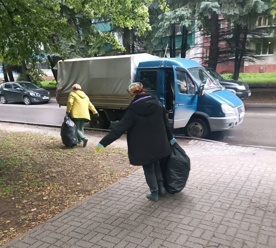 В городских парках и скверах регулярно проводятся работы по уборке территории. Задействовано 42 специалиста и 11 единиц специализированного оборудования. Сотрудники занимаются сбором отходов и поддержанием чистоты на газонах. Особое внимание уделяется пешеходным дорожкам. Специалисты убирают с них грязь и пыль. Эти территории должны всегда выглядеть опрятно, как отмечают в комитете городского хозяйства.