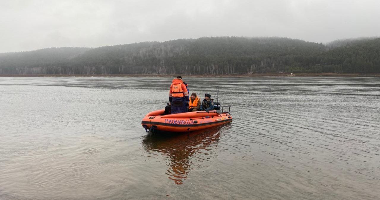 Пропавшего рыбака ищут в Большемуртинском районе Сегодня утром красноярские спасатели по заявке сотрудников полиции выехали на поиски 67 летнего мужчины Вечером 8 ноября он рыбачил с моторной лодки на Енисее у посёлка Юксеево и не вернулся Спасатели будут проводить поиски с помощью эхолота при необходимости проведут водолазные спуски Фото КГКУ Спасатель vesti krsk