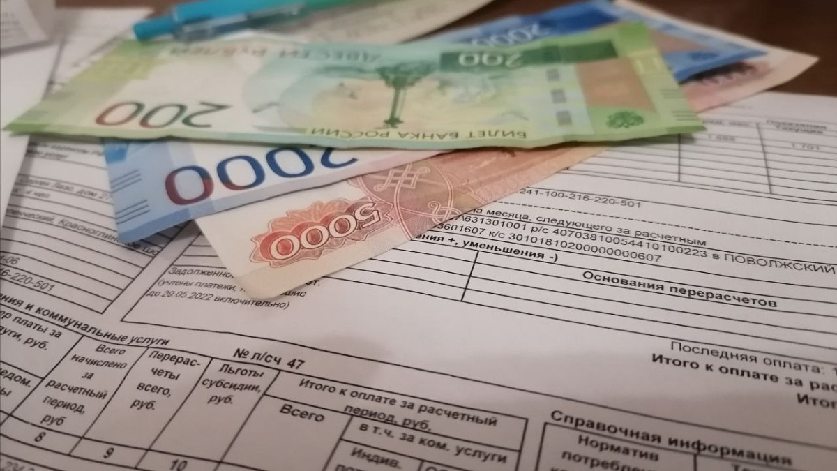 Самарцы задолжали за воду 460 миллионов рублей в октябре 2025 года Об этом сообщила ресурсоснабжающая организация Тревожным знаком для потребителя является коммунальная квитанция желтого цвета Она свидетельствует о наличии долга который необходимо срочно погасить В противном случае вопрос перейдет в судебную плоскость и здесь возможен целый ряд неприятных последствий от визита судебных приставов до блокировки банковских карт В октябре текущего года желтые уведомления получат 31 654 самарцев ГТРК Самара MAX lВК lОК lСАЙТ