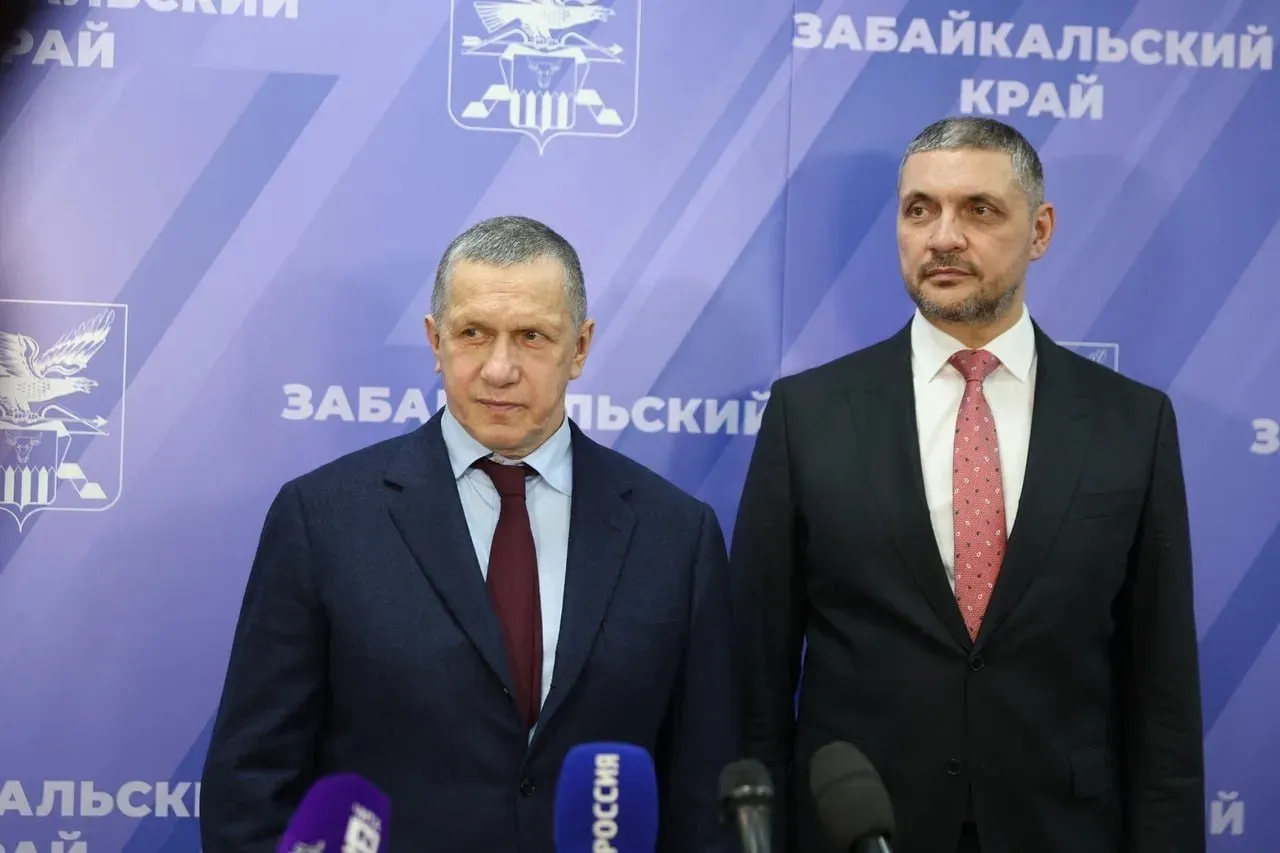 Александр Осипов Наращивание энергомощностей и реконструкция погранпереходов дадут новый импульс развитию экономики Забайкалья Энергодефицит и отставание сроков реконструкции погранпереходов сдерживают экономическое развитие Забайкалья об этом заявил глава региона Александр Осипов во время пресс подхода в краевом правительстве с вице премьером правительства России полномочным представителем Президента РФ в ДФО Юрием Трутневым Вопросы которые сдерживают развитие это энергетический дефицит и Правительством России благодаря поддержке Юрия Петровича Президента Владимира Владимировича Путина принято решение о строительстве двух масштабных электростанций четвёртого и пятого энергоблоков на Харанорской ГРЭС и Забайкальской ТЭС сказал Александр Осипов Отметим что в декабре прошлого года был зафиксирован новый исторический максимум потребления мощности в энергосистеме Забайкалья Он составил 1538 мегаватт И второе это погранпереходы железнодорожные и автодорожные Напомню что в прошлом году мы к сожалению потеряли 1 5 миллиона тонн отгрузки и наши экономические показатели могли бы быть выше на 150 миллионов рублей Хотелось бы чтобы страна и наши грузоотправители не имели ограничений по порганпереходам и как можно более коротких сроков завершения этих реконструкций добавил Александр Осипов   Напомним в последние четыре года пик погрузки на Забайкальской железной дороге пришёлся на 2024 год когда было отгружено 19 5 миллиона тонн продукции По прогнозу составленному на основе заявок от ключевых грузоотправителей до 2030 года ожидается прирост погрузки более чем на 30 ориентировочно до 25 миллионов тонн в год   Подписывайтесь TG VK MAX